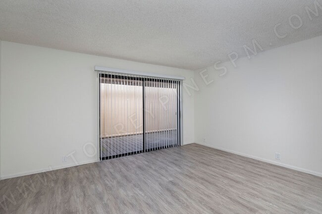 Photo - Tri-Level La Jolla Townhouse with Washer/Dryer and Garage!