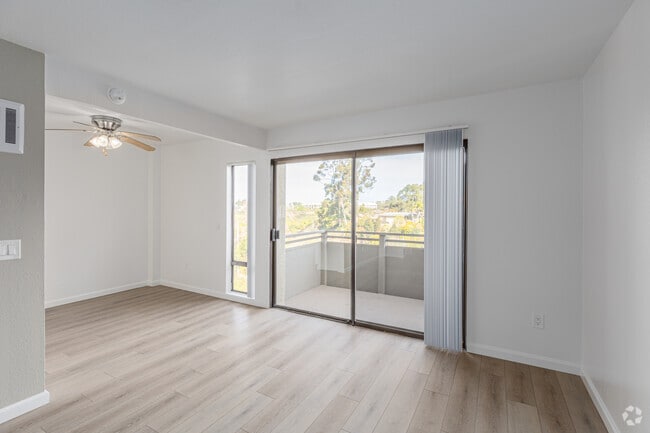 2BR, 1.5BA - 940SF - Living Room