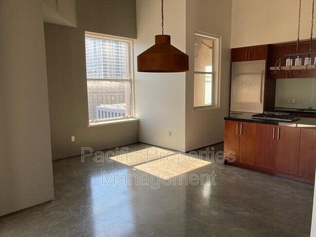 Photo - 411 W 5th St Unidad 1230