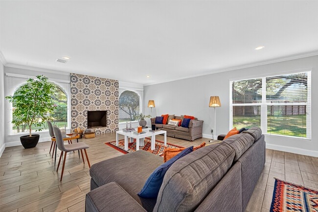 Photo - 818 Silvergate Dr