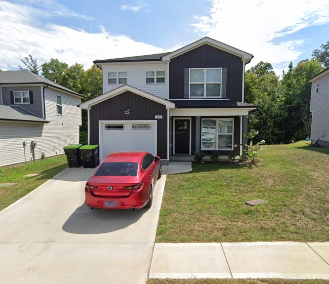 Building Photo - Beautiful 3 Bedroom Close to Post! Rental