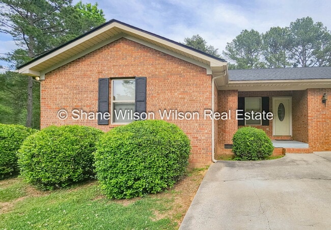 Building Photo - Spacious 2 Bedroom 2 Bath Duplex nestled in a quiet neighborhood in south Dalton. All utilities ... Unit B