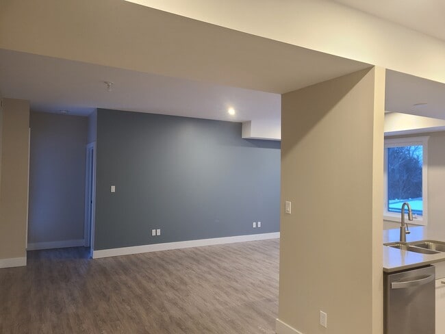 Photo - 550 Sandison St