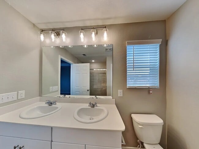 Building Photo - 315 E 9th St