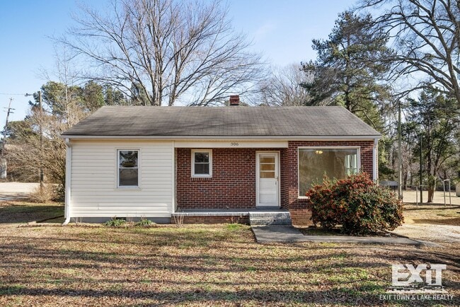 Photo - 3 Bedroom/1 Bathroom Brick Ranch For Rent