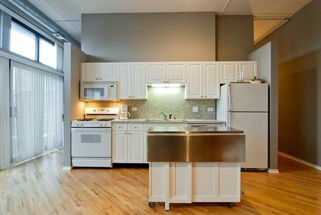 Kitchen - 2012 West Saint Paul Avenue Unit 209