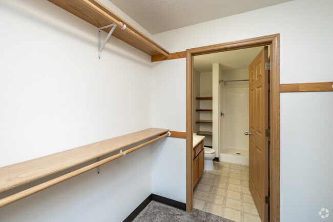 2 habitaciones, 2 baños, 1064 pies cuadrados, armario principal