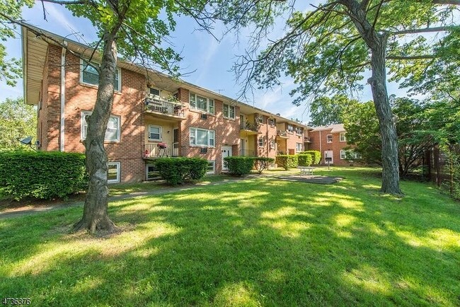 Lovely Condo Building - 2 Westervelt Pl Condo Unit 104