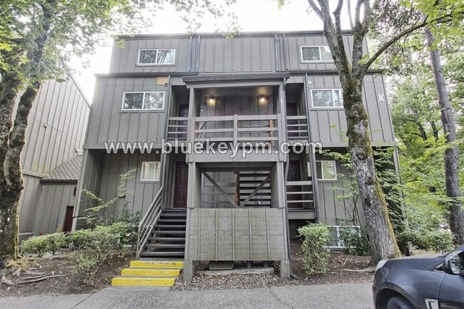 Building Photo - 2 Bed, 2 Bath Home - 1 Bed or Office and Bath on Main Floor