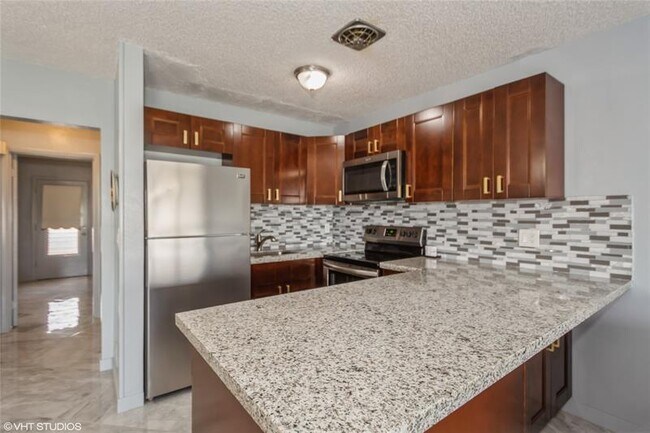 Photo - 800 SW 11th Ave Unit 17