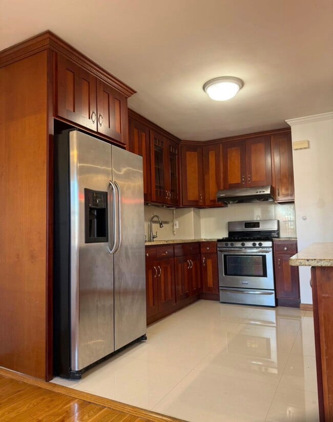 Photo - 56-61 219th St