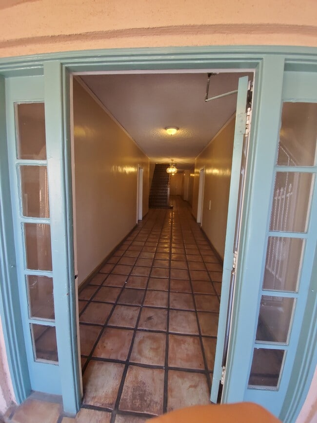 Most of the tenants have been here for some 20 plus years. So it's a good opportunity for this apart - 608 N St Andrews Pl Unit 6