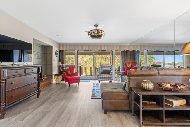 Photo - 200 Pretti Point