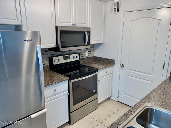 Photo - 1701 E Colter St Unidad 415