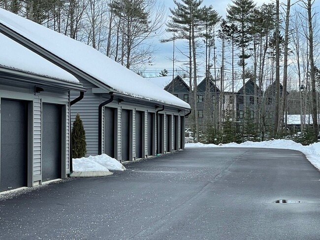 Photo - The Gables at Scarborough Downs: 2 Bedroom 1.5 Bath Condo, 2c. garage $2,750.00 4/01/2026 Unidad The Gables at Scarbrough Downs #217