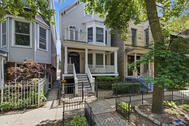 Building Photo - 3327 N Kenmore Ave Unit 1