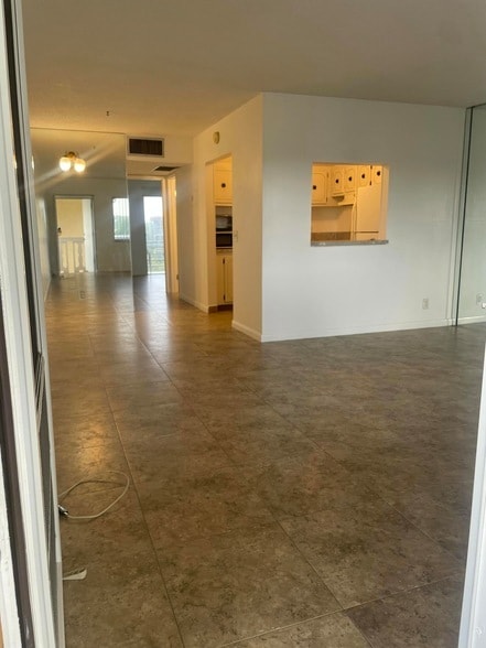 Building Photo - 500 Village Green Cir W Unit 302
