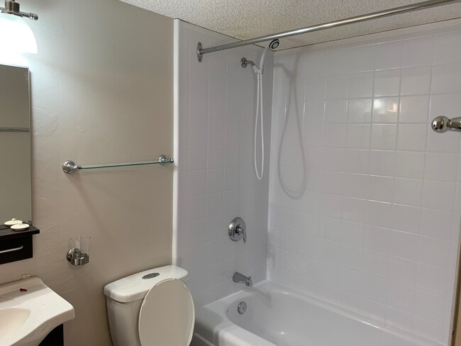Photo - 2218-2218 30 St SW