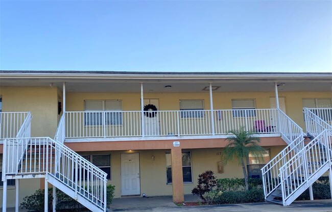 Building Photo - 117 N Evergreen Ave Unit 105