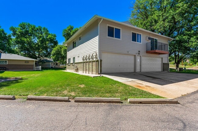 Building Photo - Bright Townhome in Lakewood!
