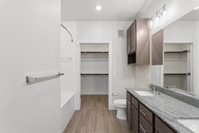 1BR, 1BA - 750SF - Bathroom - Palladium San Antonio