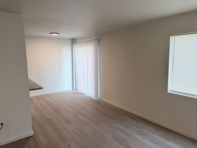 Photo - 223 E St NE Unidad 4