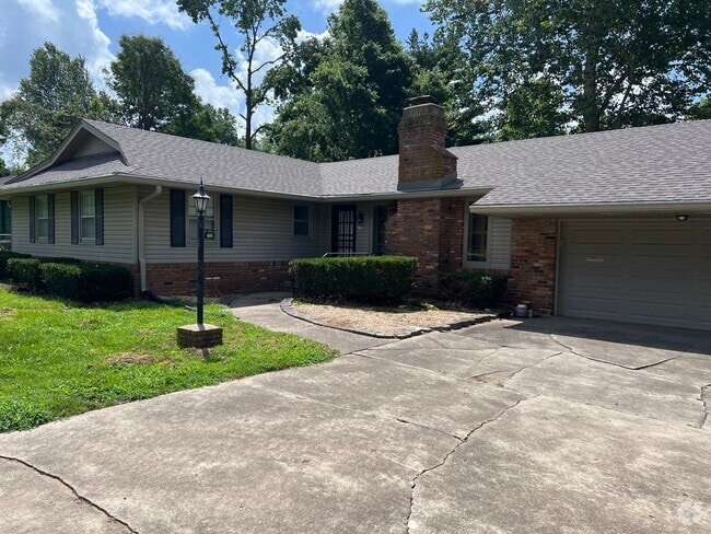 Building Photo - Charming Brentwood Home in Southeast Sprin...