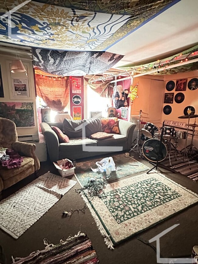 Photo - Great 4 Bed Available Sept 1 (minutes form the Green Line)