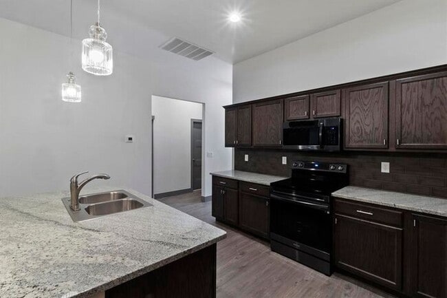 Photo - 3 Bed 2 Bath Townhome!