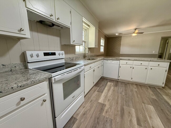 Photo - 880 Dixon Rd