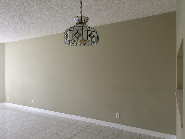 3138 Via Poinciana Unit 102