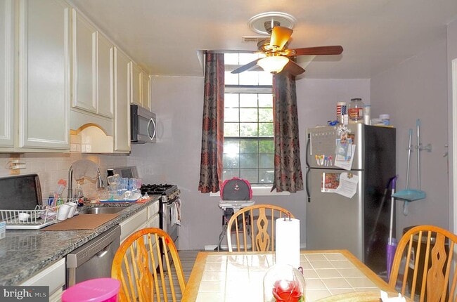 Building Photo - 2634 N Centre St Unit B4