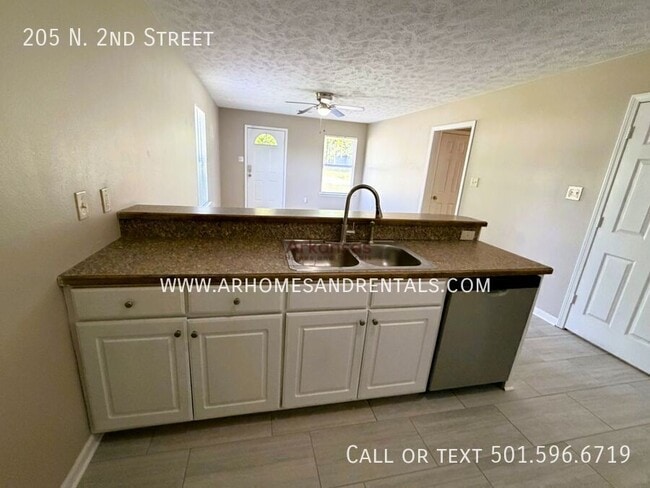 Photo - 205 N 2nd St