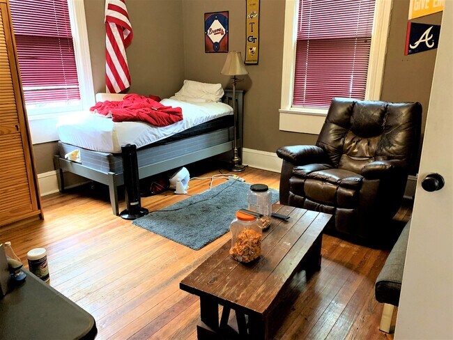 Photo - 1098 Center St NW