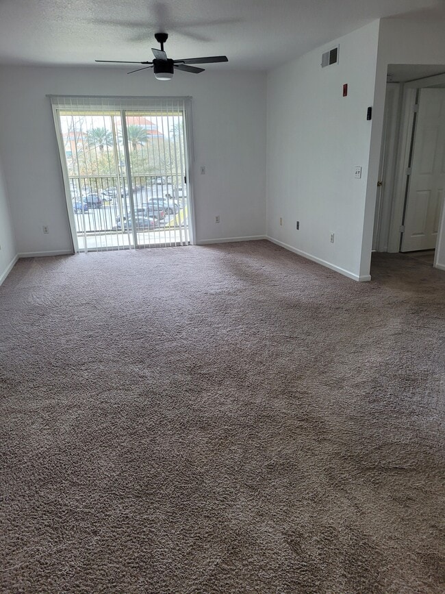 Living room - 712 Crest Pines Dr Unit 336