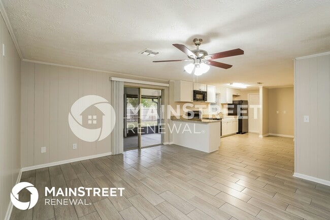 Photo - 960 Dostie Cir