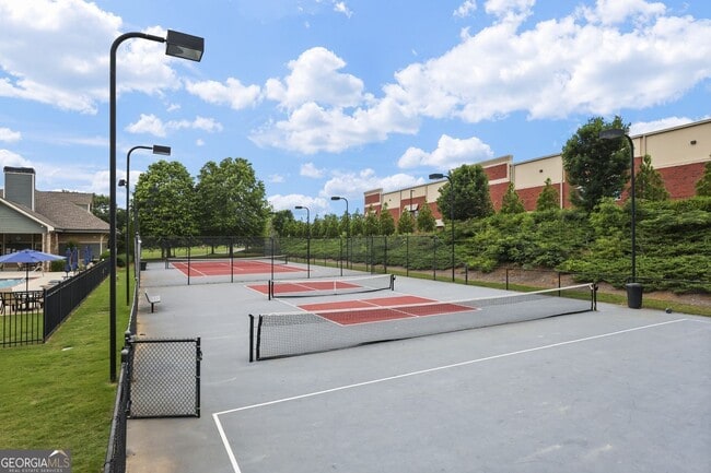 Photo - 423 Royal Cres Ln E