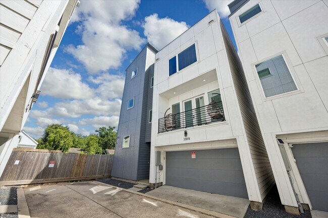 Photo - 208 N York St