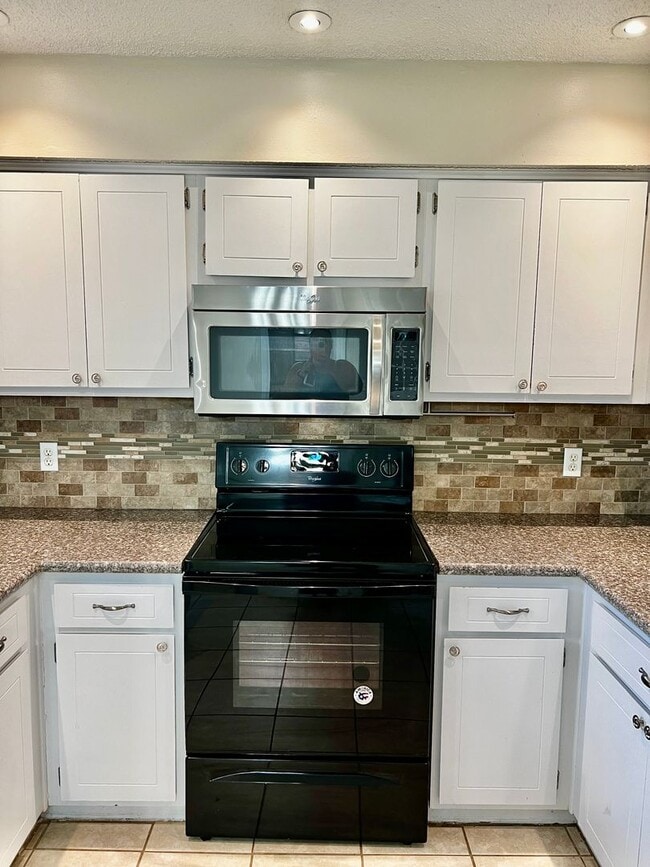 Photo - 3/2 LARGE fenced in yard!