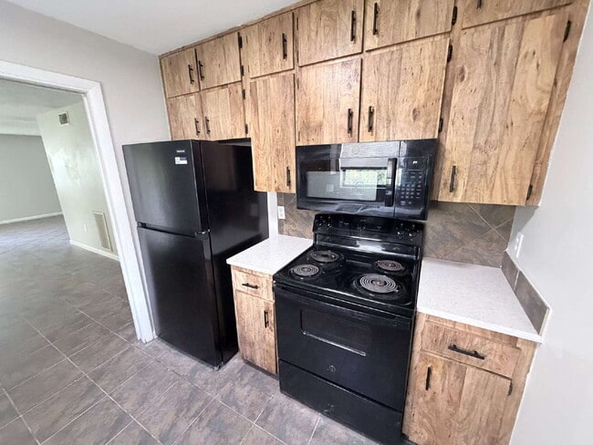 Photo - "Charming 3-Bedroom Home with 2 Full Baths in Prime Lakeland Location!"