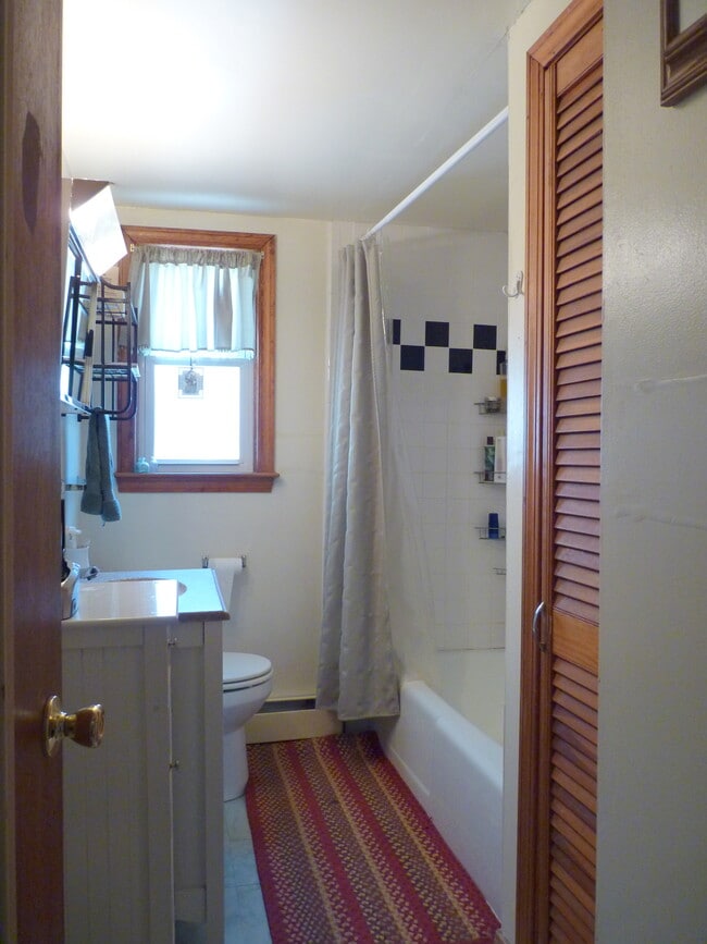 Full bath with shower and linen closet - 59 Cumberland Ave Unidad 59 #2