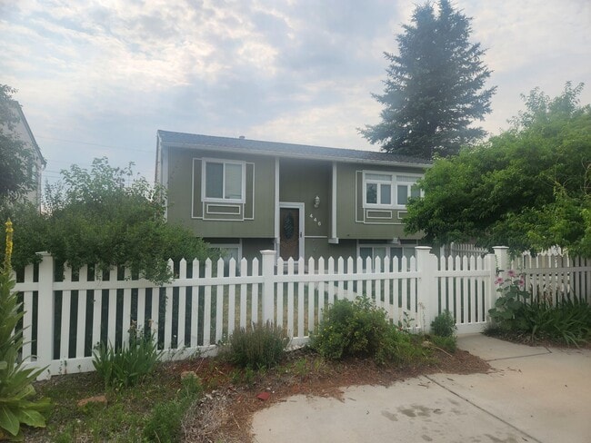 Building Photo - Monument white picket fenced 4-bedroom Bea... Rental
