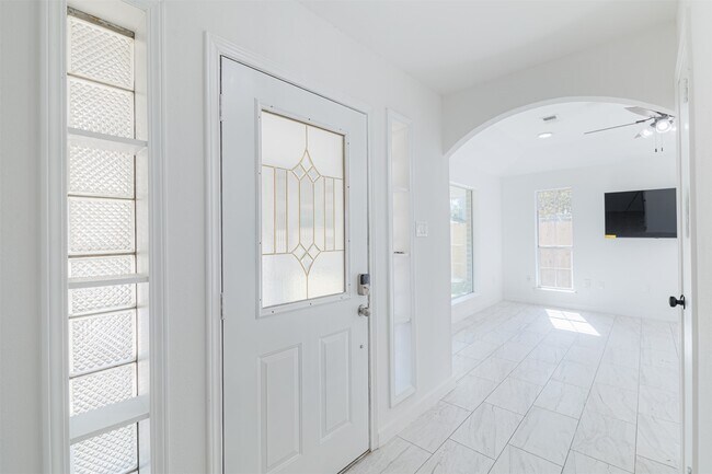 Photo - 2122 Maple Cir