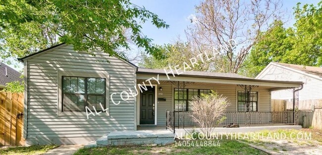 Building Photo - 625 Iowa St