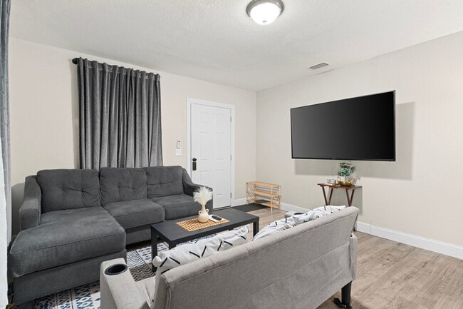 Building Photo - 3602 E Genesee St Rental