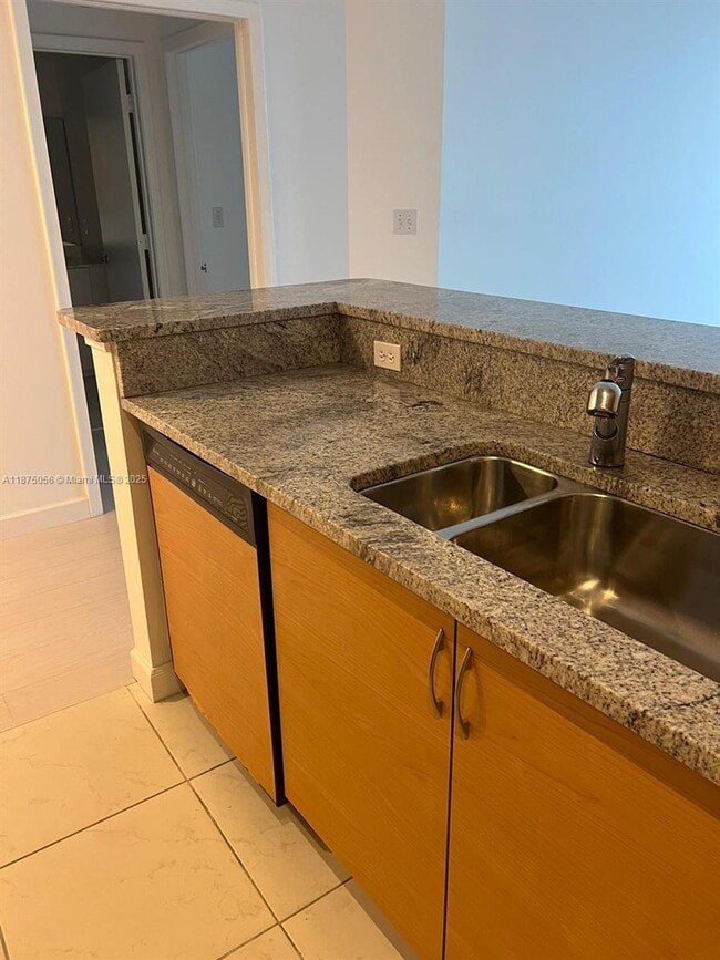 Photo - 2775 NE 187th St Unidad 310