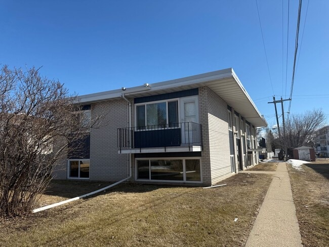 Building Photo - Apartment in Move-in-ready Bachelor Suite in Meadowlark Unit 2