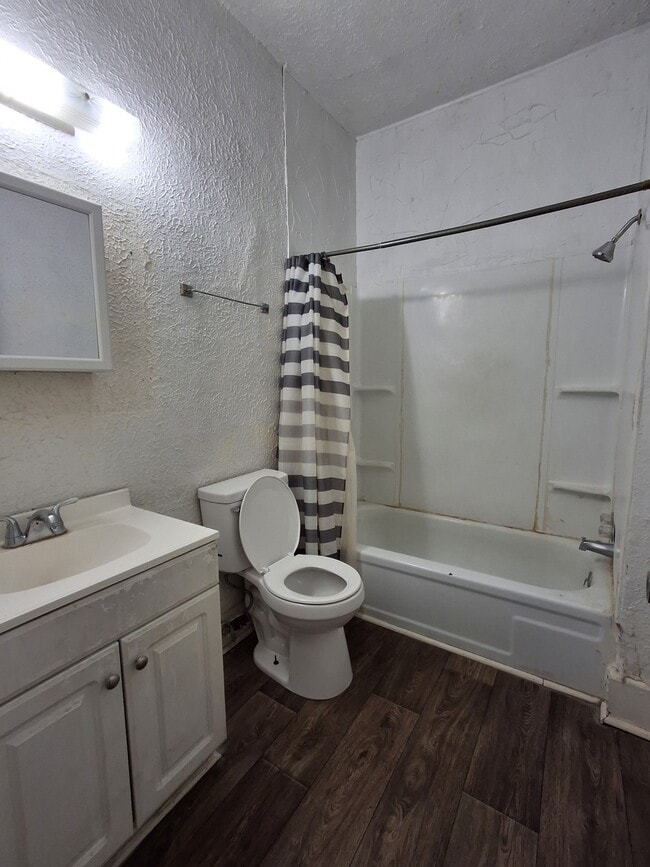 Photo - 1611 Main St