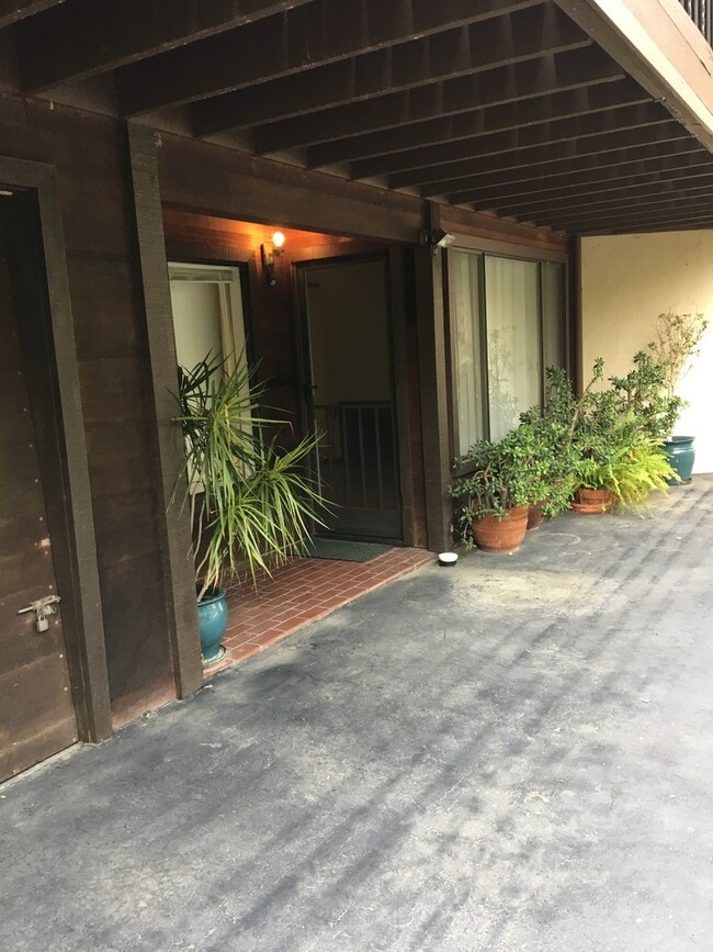 Montecito - 1 Bedroom, 1 Bath single story apartment, INCLUDES UTILITIES - Montecito - 1 Bedroom, 1 Bath single story apartment, INCLUDES UTILITIES