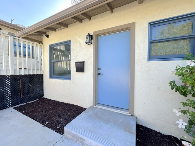 Building Photo - 118 S Buena Vista St Unit 120
